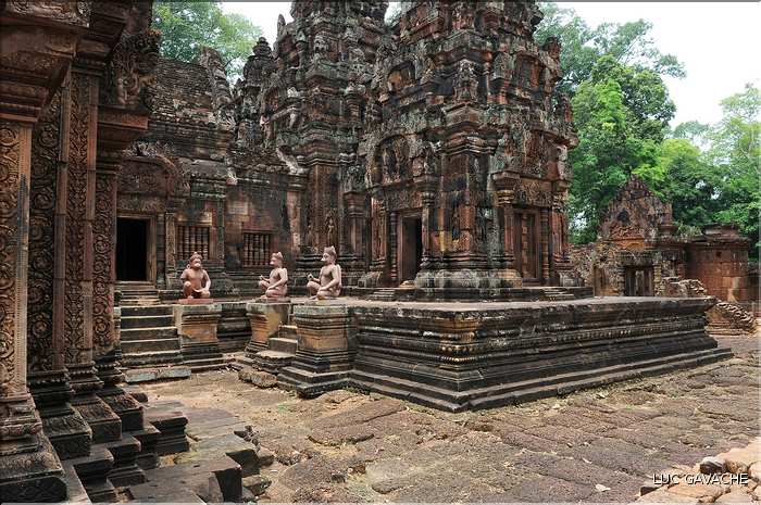 Le Magnifique petit temple Brahmane de Bantéay Srei date du X ème siècle et est construit en grès rose. (24)