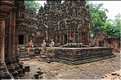 Le Magnifique petit temple Brahmane de Bantéay Srei date du X ème siècle et est construit en grès rose. (24)