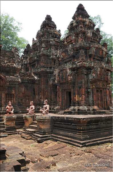Le Magnifique petit temple Brahmane de Bantéay Srei date du X ème siècle et est construit en grès rose. (25)