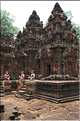 Le Magnifique petit temple Brahmane de Bantéay Srei date du X ème siècle et est construit en grès rose. (25)
