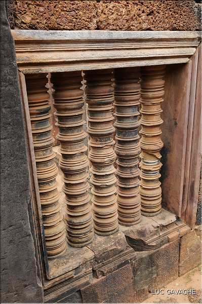 Le Magnifique petit temple Brahmane de Bantéay Srei date du X ème siècle et est construit en grès rose. (26)