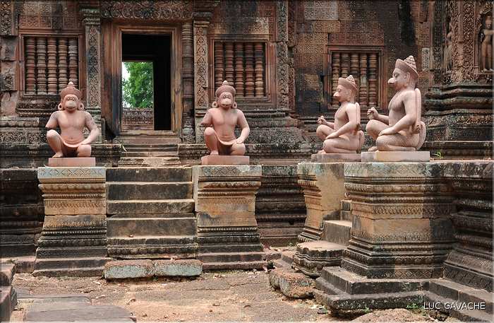 Le Magnifique petit temple Brahmane de Bantéay Srei date du X ème siècle et est construit en grès rose. (27)