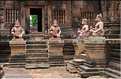 Le Magnifique petit temple Brahmane de Bantéay Srei date du X ème siècle et est construit en grès rose. (27)