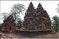 Le Magnifique petit temple Brahmane de Bantéay Srei date du X ème siècle et est construit en grès rose. (29)