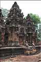 Le Magnifique petit temple Brahmane de Bantéay Srei date du X ème siècle et est construit en grès rose. (30)