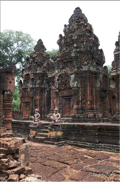 Le Magnifique petit temple Brahmane de Bantéay Srei date du X ème siècle et est construit en grès rose. (31)