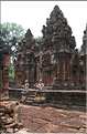 Le Magnifique petit temple Brahmane de Bantéay Srei date du X ème siècle et est construit en grès rose. (31)