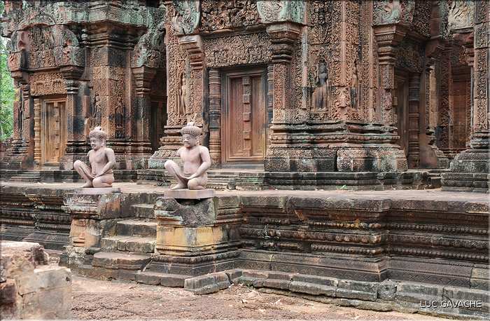Le Magnifique petit temple Brahmane de Bantéay Srei date du X ème siècle et est construit en grès rose. (32)