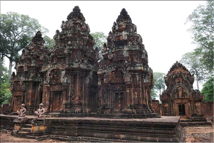 Le Magnifique petit temple Brahmane de Bantéay Srei date du X ème siècle et est construit en grès rose. (33)