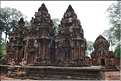 Le Magnifique petit temple Brahmane de Bantéay Srei date du X ème siècle et est construit en grès rose. (33)