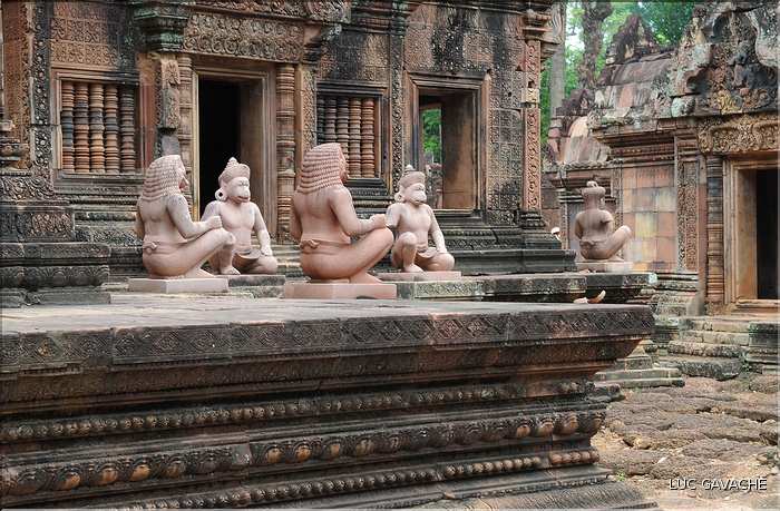 Le Magnifique petit temple Brahmane de Bantéay Srei date du X ème siècle et est construit en grès rose. (36)