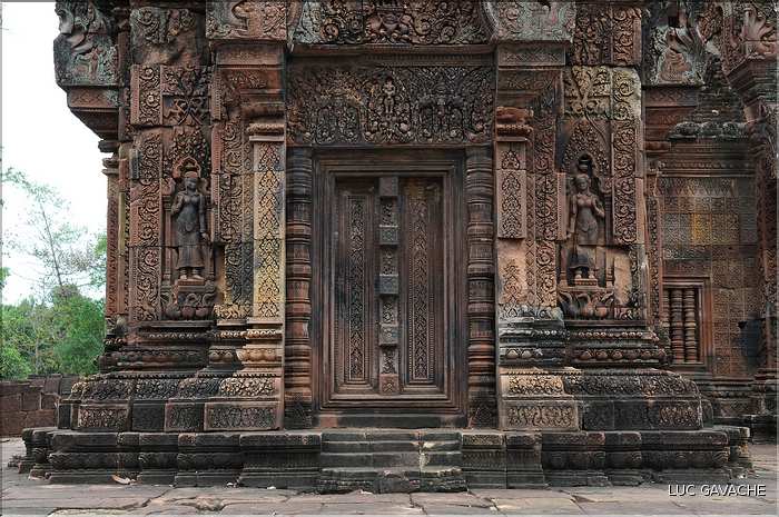 Le Magnifique petit temple Brahmane de Bantéay Srei date du X ème siècle et est construit en grès rose. (38)