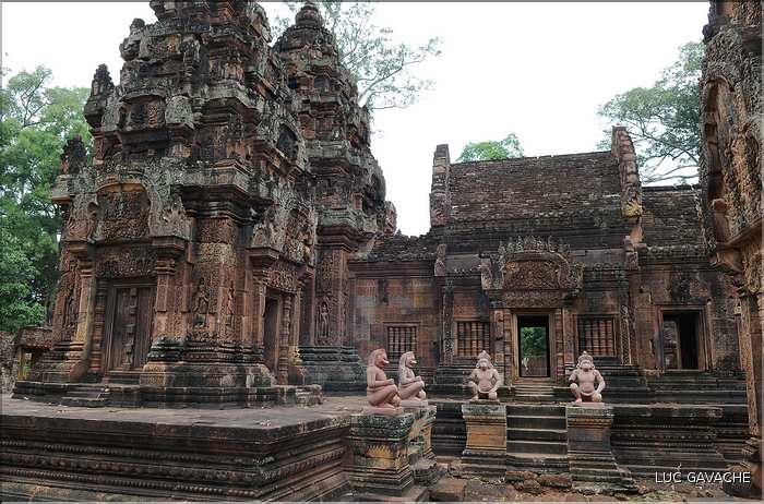 Le Magnifique petit temple Brahmane de Bantéay Srei date du X ème siècle et est construit en grès rose. (39)