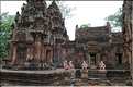 Le Magnifique petit temple Brahmane de Bantéay Srei date du X ème siècle et est construit en grès rose. (39)