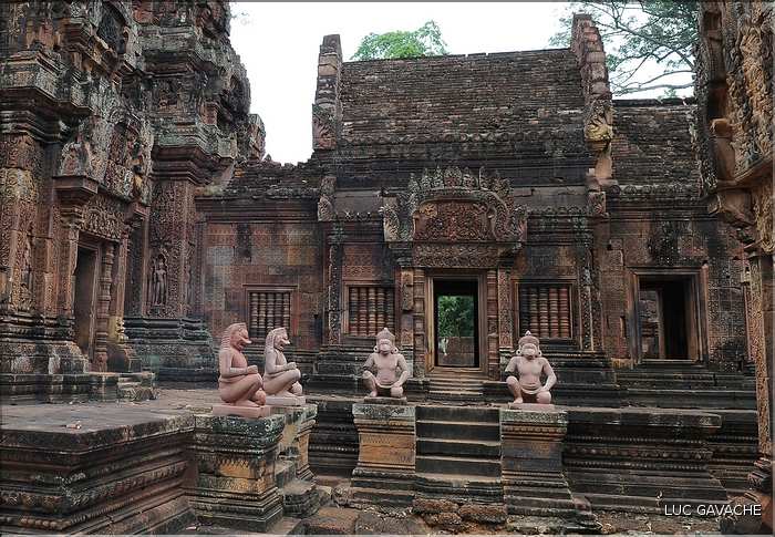 Le Magnifique petit temple Brahmane de Bantéay Srei date du X ème siècle et est construit en grès rose. (40)