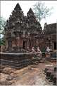 Le Magnifique petit temple Brahmane de Bantéay Srei date du X ème siècle et est construit en grès rose. (42)