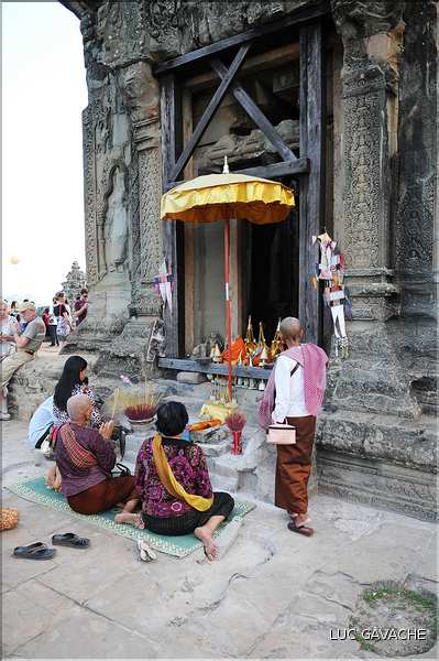 Le temple de Phnom Bakheng du IX ème siècle, est toujours un lieu de dévotions. (1)