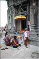 Le temple de Phnom Bakheng du IX ème siècle, est toujours un lieu de dévotions. (1)