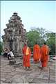 Le temple de Phnom Bakheng du IX ème siècle, est toujours un lieu de dévotions. (2)