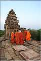 Le temple de Phnom Bakheng du IX ème siècle, est toujours un lieu de dévotions. (3)