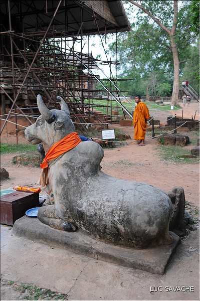 Le temple de Phnom Bakheng du IX ème siècle, est toujours un lieu de dévotions. (4)