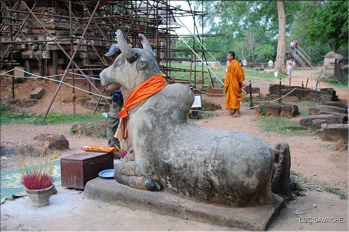 Le temple de Phnom Bakheng du IX ème siècle, est toujours un lieu de dévotions. (5)