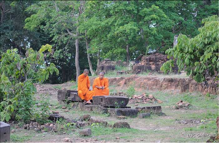 Le temple de Phnom Bakheng du IX ème siècle, est toujours un lieu de dévotions. (6)