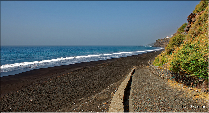 Principale ville de Fogo, Sao Filipe se trouve sur la côte ouest de l'île. Ici plage de Bila. (1)