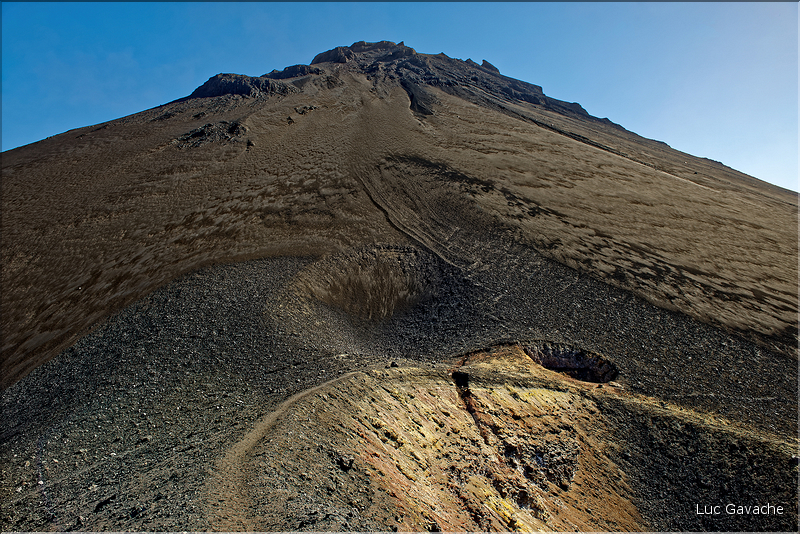 Ascension du Pico Pequenho qui entra en éruption en 2014. (12)