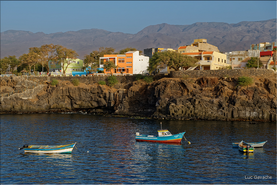 Porto Novo et son port sont la principale porte d'entrée de l'île de Santo Anto. (1)