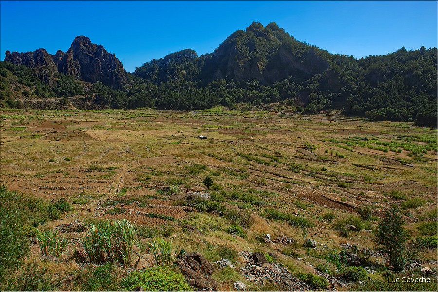 Le cratère de Cova sur l'Estrada da Corda est un haut lieu de l'agriculture insulaire. (3)