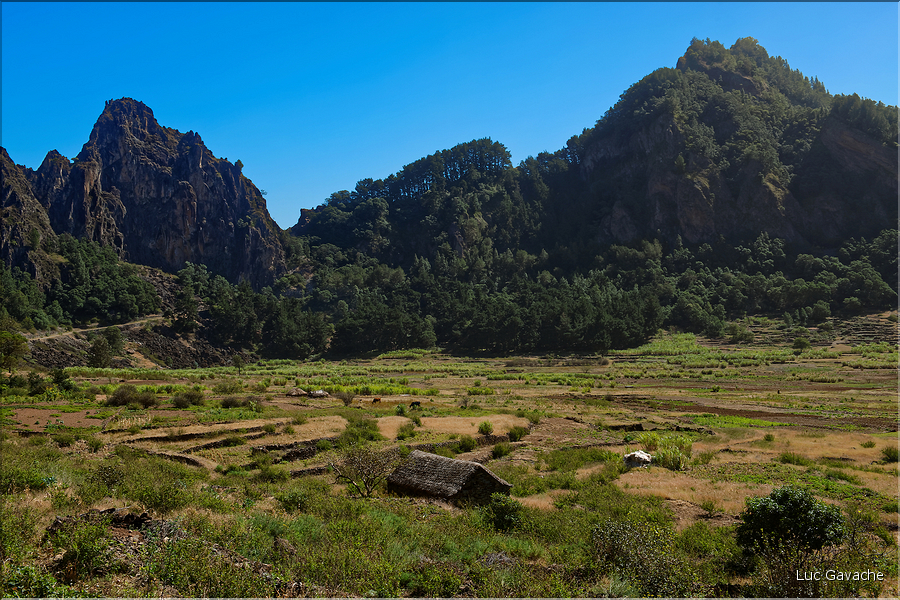 Le cratère de Cova sur l'Estrada da Corda est un haut lieu de l'agriculture insulaire. (6)