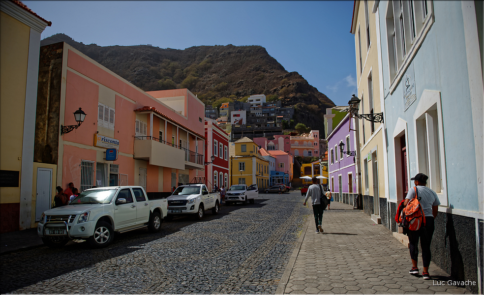 Dans les rues de Ribeira Grande au nord-est de Santo Anto. (1)