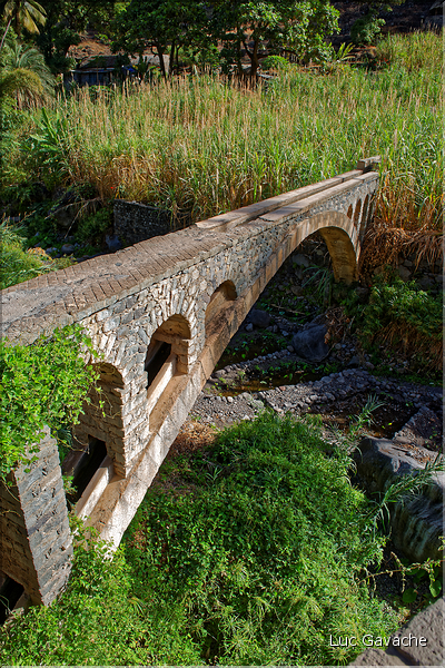 Contrairement à la côte, la Ribeira do Paul est bien verte grâce à l'eau collectée par la vallée. (2)