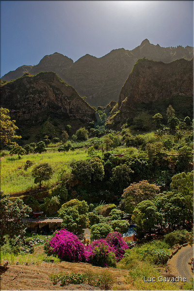 Contrairement à la côte, la Ribeira do Paul est bien verte grâce à l'eau collectée par la vallée. (21)