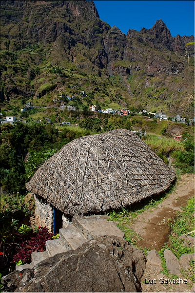 La vallée de Paul est une altérnance de cultures et de maisons traditionnels. (3)