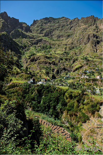 La vallée de Paul est une altérnance de cultures et de maisons traditionnels. (5)