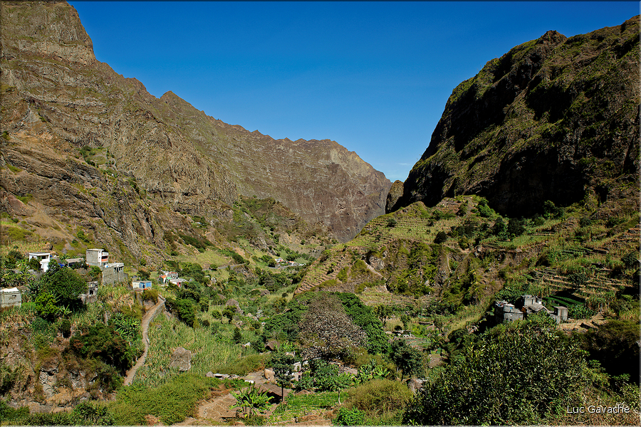 La vallée de Paul est une altérnance de cultures et de maisons traditionnels. (18)