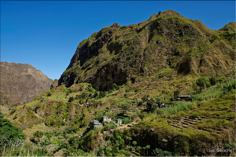 La vallée de Paul est une altérnance de cultures et de maisons traditionnels. (19)