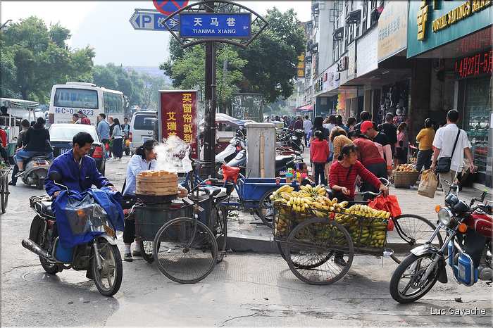 La petite ville de Yangshuo sur les rives de la rivière Lijiang. (1)
