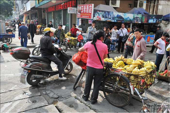 La petite ville de Yangshuo sur les rives de la rivière Lijiang. (5)