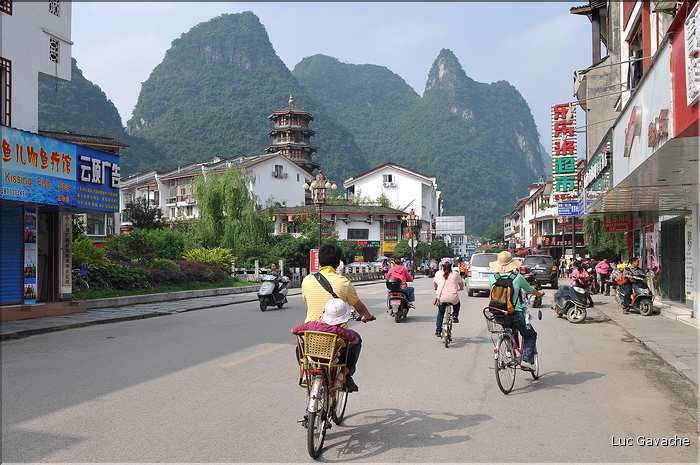 La petite ville de Yangshuo sur les rives de la rivière Lijiang. (11)