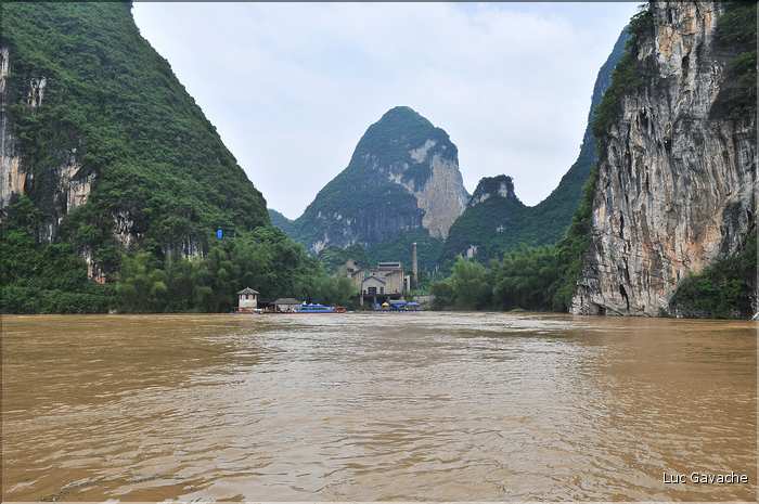 La petite ville de Yangshuo sur les rives de la rivière Lijiang. (51)