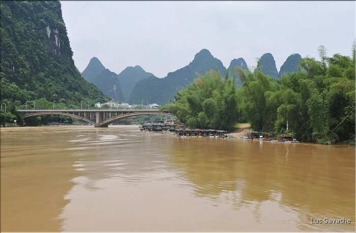 La petite ville de Yangshuo sur les rives de la rivière Lijiang. (66)