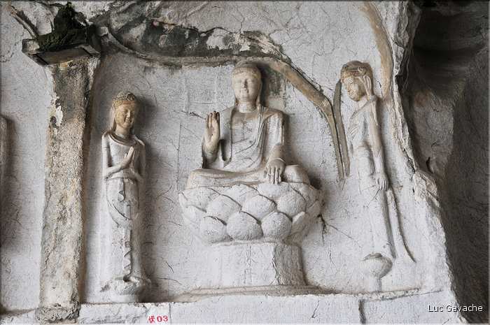 Au pied de la colline de la trompe de l'éléphant se trouve la grotte de l'eau et de la lune. (3)