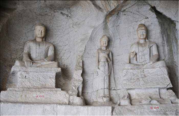 Au pied de la colline de la trompe de l'éléphant se trouve la grotte de l'eau et de la lune. (4)