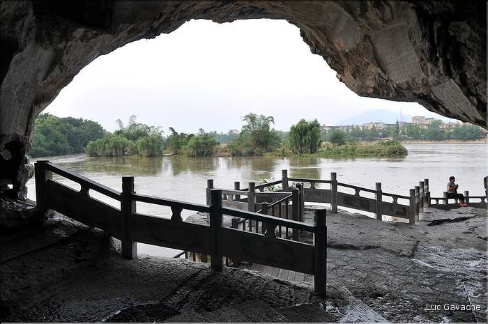 Au pied de la colline de la trompe de l'éléphant se trouve la grotte de l'eau et de la lune. (5)