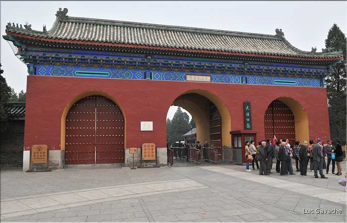 Le temple du ciel fut utilisé par les dynasties Ming et Qing pour célébrer les solstices d'hiver et d'été. (1)