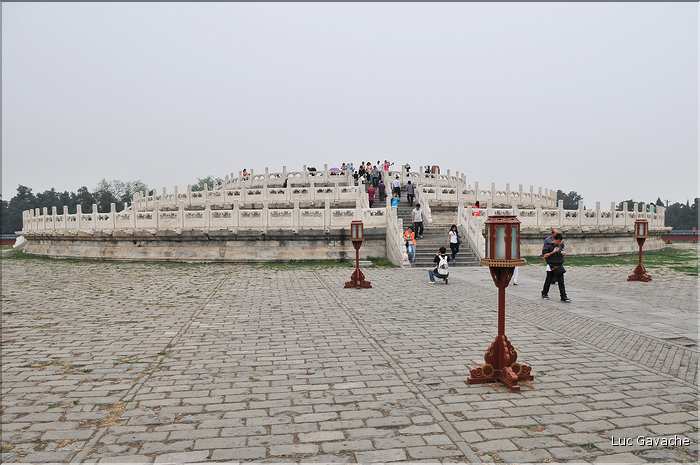 Le temple du ciel fut utilisé par les dynasties Ming et Qing pour célébrer les solstices d'hiver et d'été. (2)