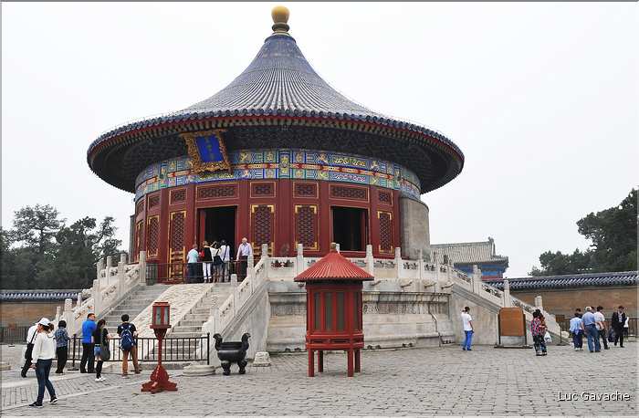 Le temple du ciel fut utilisé par les dynasties Ming et Qing pour célébrer les solstices d'hiver et d'été. (5)
